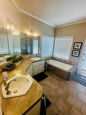 Shower, towels - Pinkie`s Suite - Hot Tub - BBQ - Great views (Ahwahnee)