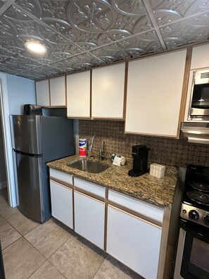 Coffee/tea maker, cookware/dishes/utensils