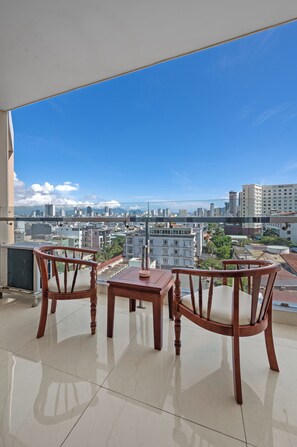 Executive Double Room, 1 Queen Bed, City View | Balcony