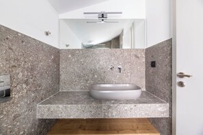 Douche, sèche-cheveux, serviettes fournies, savon