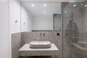 Douche, séchoir à cheveux, serviettes fournies, savon