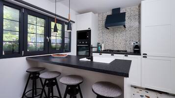 冰箱、微波炉、烤箱、炉灶