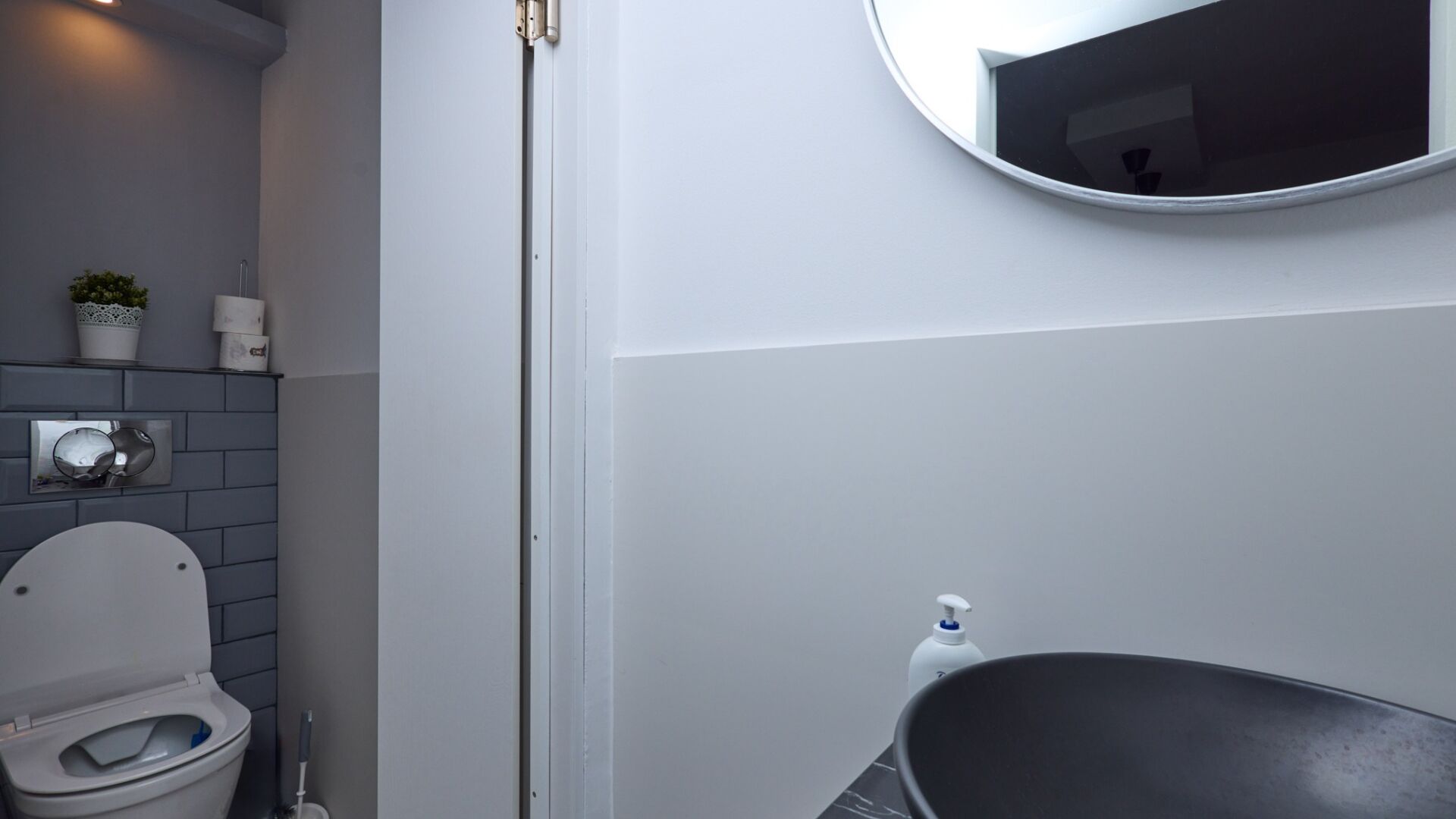 Douche, séchoir à cheveux, serviettes fournies