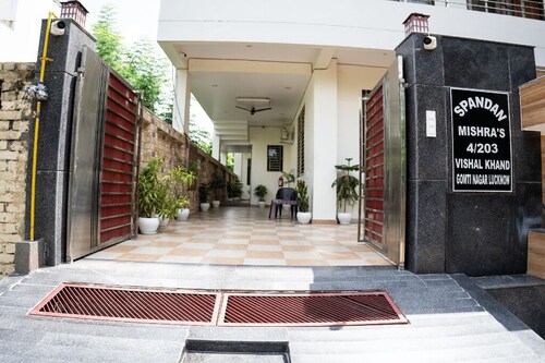 Peaceful 1BHK Near Taj | Kitchen + Breakfast