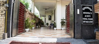 Peaceful 1BHK Near Taj | Kitchen + Breakfast