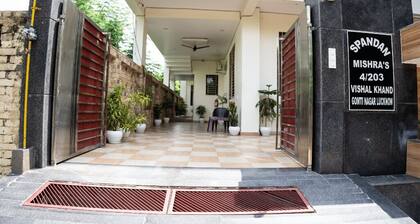 Peaceful 1BHK Near Taj | Kitchen + Breakfast