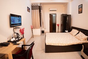 1 bedroom, in-room safe, desk, free WiFi