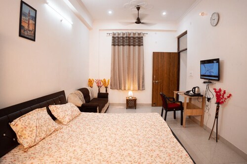 Peaceful 1BHK Near Taj | Kitchen + Breakfast