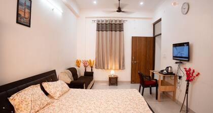 Peaceful 1BHK Near Taj | Kitchen + Breakfast