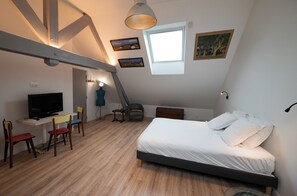 3 bedrooms, travel cot, free WiFi, bed sheets