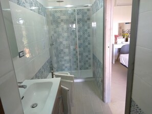 Shower, hair dryer, bidet, towels