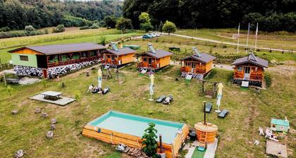 4-bedroom campground in Prod, WiFi, AC. Happy camping forfamilies, pets, riding.