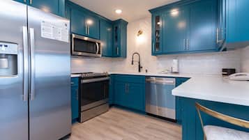 Condo com design assinado, vista para a praia | Cozinha privada | Geladeira, micro-ondas, fogão, cooktop