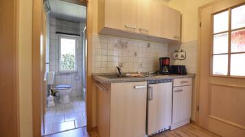 KĂŒhlschrank, Herdplatte, Wasserkocher mit Kaffee-/Teezubehör, Toaster