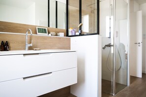 Shower, towels