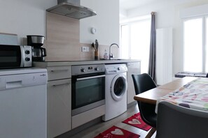 Een koelkast, een microgolfoven, een oven, een vaatwasser