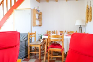 Dining - Duplex House with Patio – Les Sables d’Olonne – Sleeps 4 (Les Sables-d´Olonne)