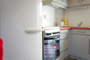 Fridge, oven, coffee/tea maker, electric kettle - Duplex House with Patio – Les Sables d’Olonne – Sleeps 4 (Les Sables-d´Olonne)