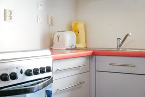 Fridge, oven, coffee/tea maker, electric kettle