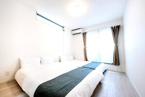 3 habitaciones, escritorio y tabla de planchar con plancha