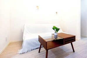 3 chambres, bureau, fer et planche à repasser, lit parapluie