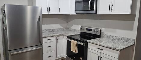 ثلاجة، ميكروويف، ماكينة لصنع القهوة/الشاي، مائدة طعام