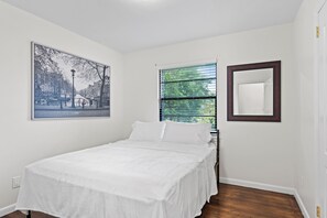 3 bedrooms, iron/ironing board, WiFi, bed sheets - Golf Course View Home Near Midtown, Downtown, Mercedes-Benz Stadium, and Airport (Atlanta)