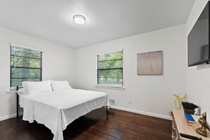 3 bedrooms, iron/ironing board, WiFi, bed sheets