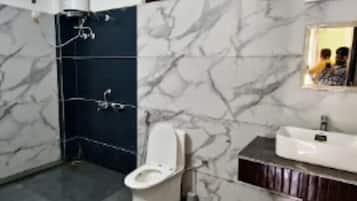 Standard Room | Bathroom | Shower, free toiletries, towels, soap