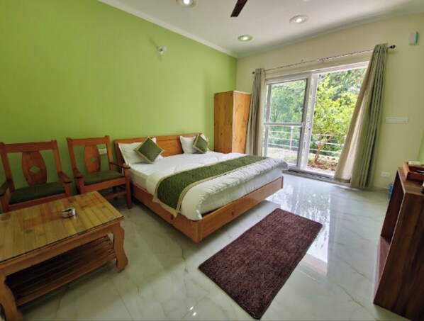 Rom – deluxe, utsikt mot høyde | Skrivebord og wi-fi (inkludert)