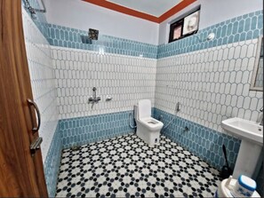 Camera Deluxe, vista collina | Bagno | Doccia, set di cortesia gratuito, asciugamani, sapone