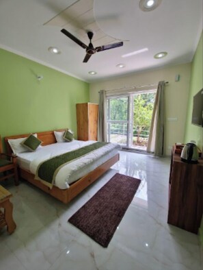 Habitación Deluxe, vistas a la colina | Escritorio y wifi gratis