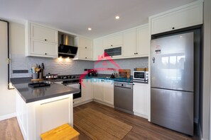 Een koelkast, een magnetron, een oven, een kookplaat