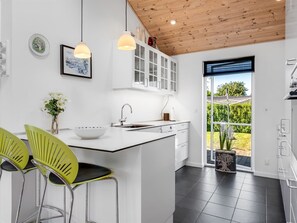 Kühlschrank, Mikrowelle, Geschirrspüler, Kochgeschirr/Geschirr/Besteck