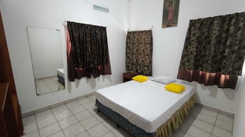 Escritorio, espacio para trabajar con laptop y wifi gratis