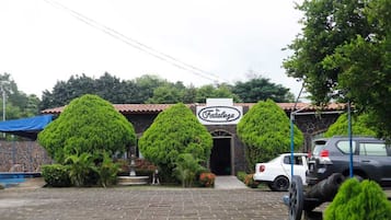 Vista frontal de la propiedad