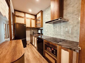 Japanese-style Apartment, 3 Bedrooms, Bathtub | Private kitchen
