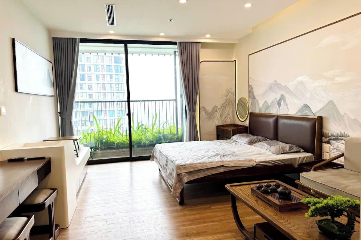 Studiosuite i japansk stil, 1 kingsize-seng | Sengetøy av topp kvalitet, memory foam-senger og blendingsgardiner