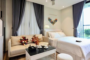 Japanese-style Studio, 1 King Bed, Lake View | Premium bedding, memory foam beds, individually decorated - Swanlake Ecopark - Calm Homestay (Van Giang)