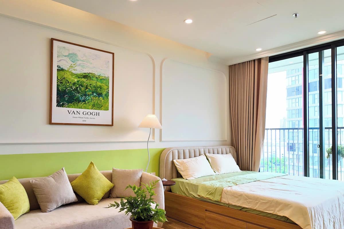 Studiosuite i japansk stil, 1 kingsize-seng | Sengetøy av topp kvalitet, memory foam-senger og blendingsgardiner
