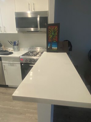Microwave, oven, stovetop, dishwasher - Cozy  apartment with Bedroom , New appliances  WiFi, AC in Queens On The Beach (Queens)