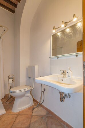 Douche, séchoir à cheveux, bidet