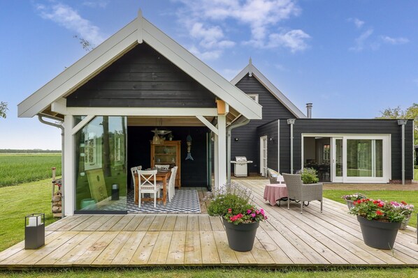 Outdoor dining - Holiday Home in Zeeland with Private Pool (Wissenkerke)