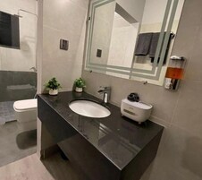 华丽双人房 | 浴室 | 淋浴设施、毛巾、肥皂