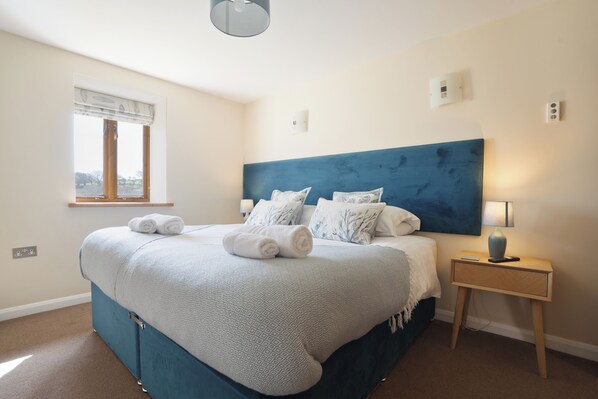 3 habitaciones, tabla de planchar con plancha, wifi y ropa de cama