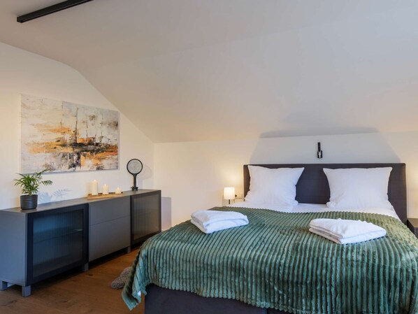 5 habitaciones, escritorio y tabla de planchar con plancha 