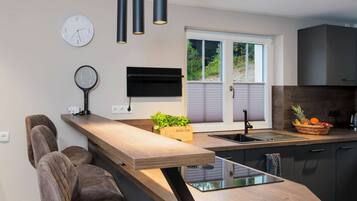 Kühlschrank, Mikrowelle, Ofen, Herdplatte