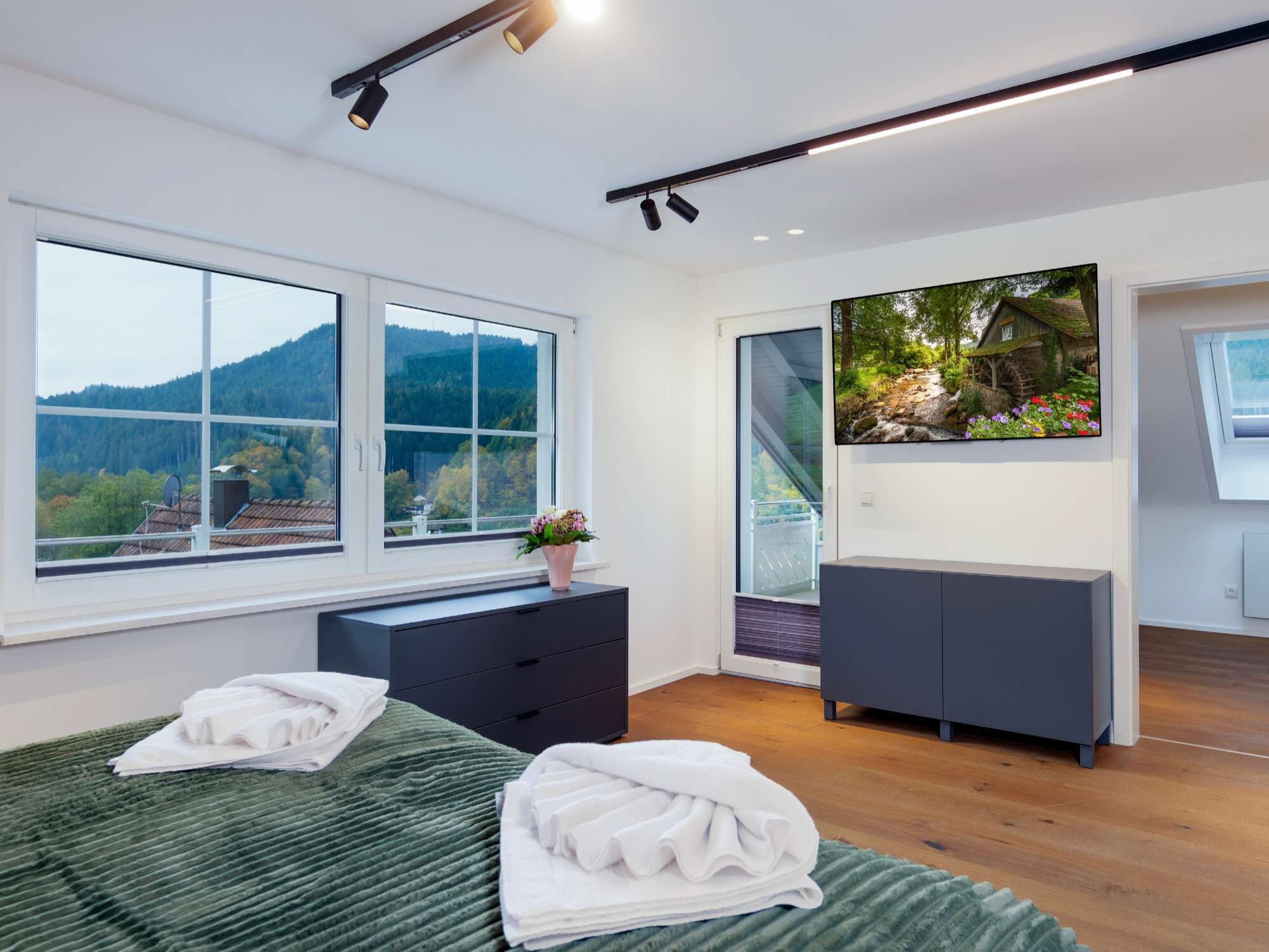 5 Schlafzimmer, Schreibtisch, Bügeleisen/Bügelbrett, Reisekinderbett