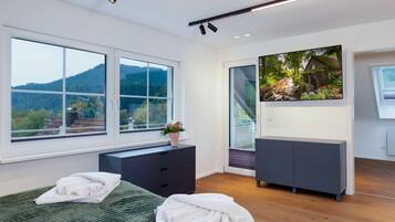 5 Schlafzimmer, Schreibtisch, Bügeleisen/Bügelbrett, Reisekinderbett