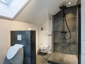 Regadera, secadora de cabello, toallas 